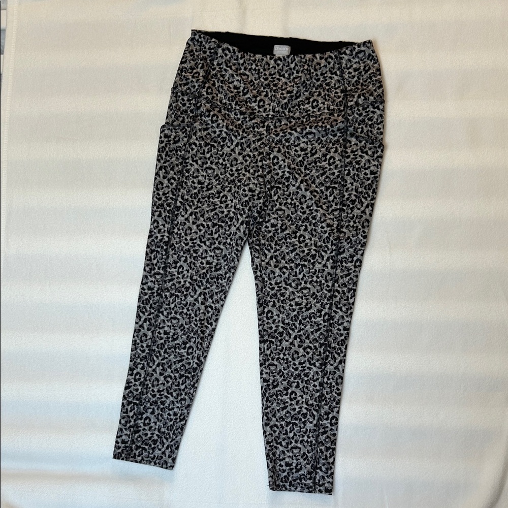 Chico’s Zenergy Leopard Cropped Leggings Size 1 (8/10)